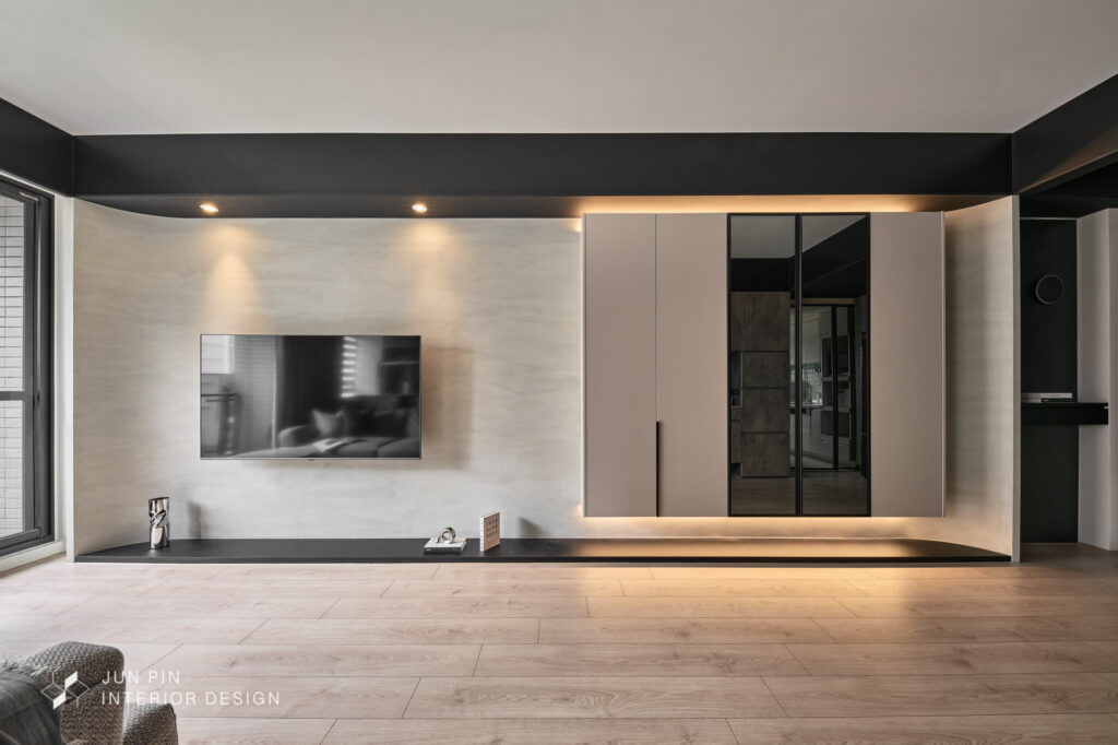 櫃體搭配灰鏡元素，能放大空間視覺