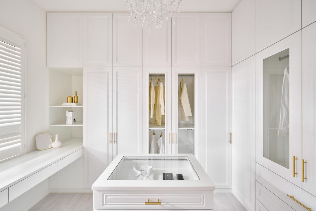 大坪數ㄇ字型更衣室讓分類更清晰甚至可以收納配件