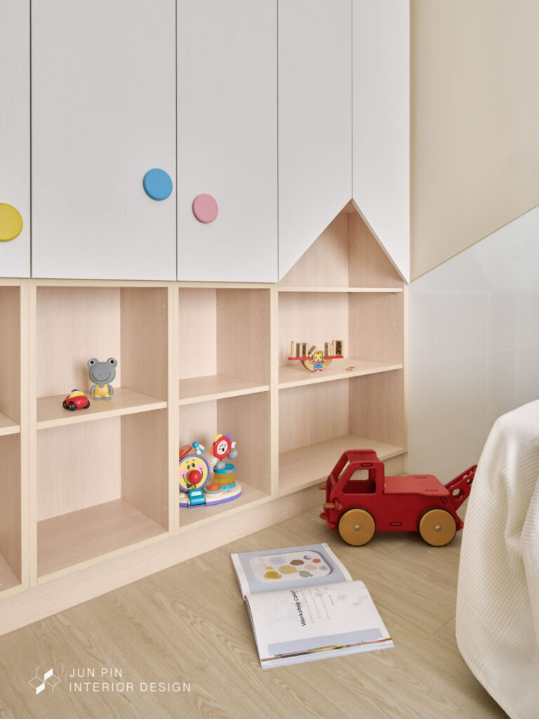 兒童房的櫃子使用跳色門把讓空間更活潑