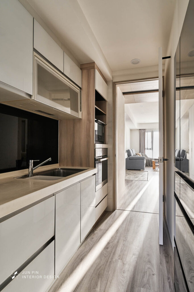 廚房低櫃結合抽屜與洗手槽下方空間