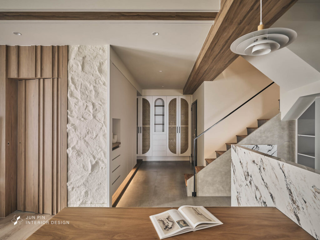 異材質的搭配讓空間乾淨又精緻