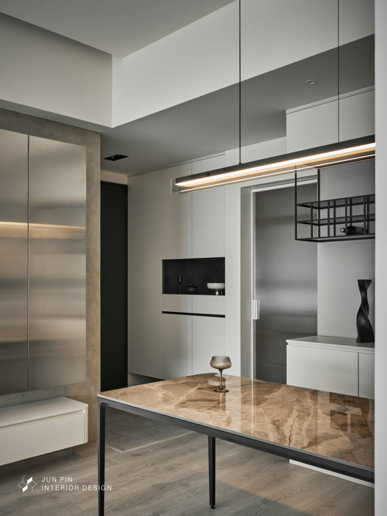 金屬質感讓家中多了現代率性的風格