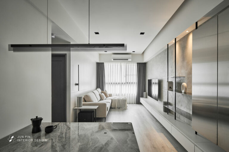 餐廳以黑色鐵件搭配石紋餐桌的現代簡約空間布置