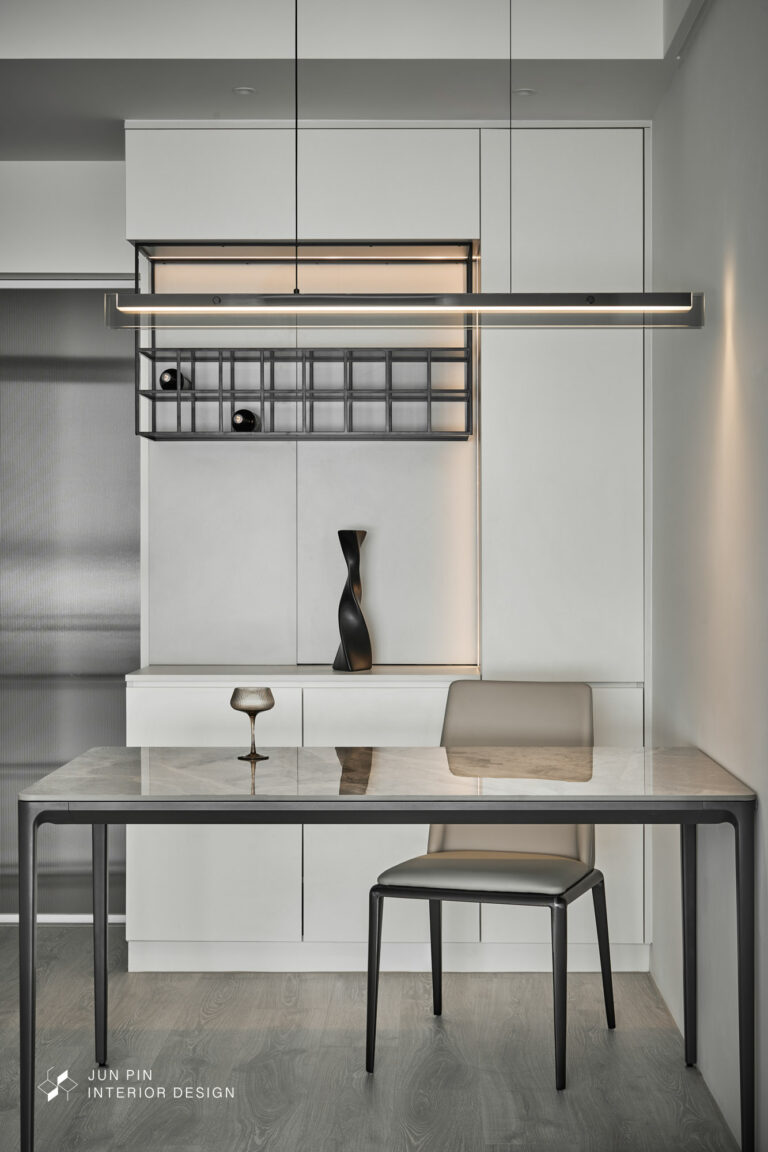 餐櫃後方以滑門隱藏配電箱