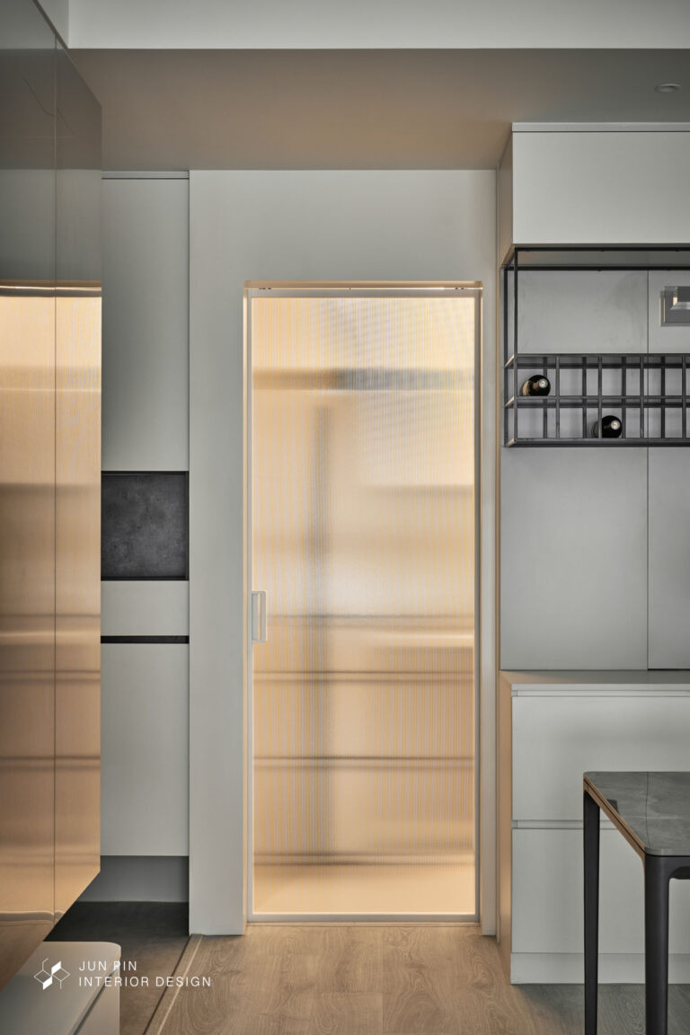 廚房區使用長虹玻璃拉門配白色門框