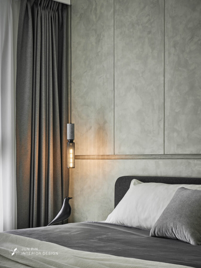 現代風臥室以鐵件燈飾與灰色牆面呈現低調簡約質感