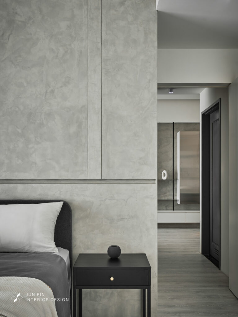 主臥房結合鐵件元素與灰色調，展現現代冷調簡約風