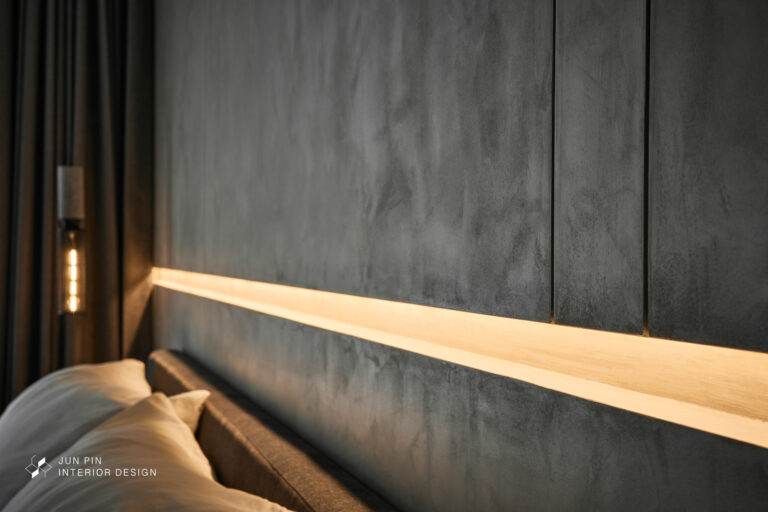 床頭的間接照明讓空間溫馨又高級