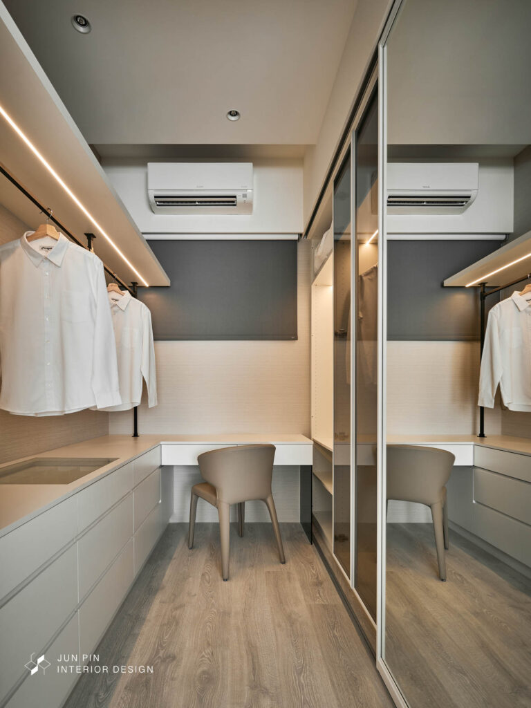 更衣室以灰玻與燈帶搭配鐵件，展現現代簡約精品感收納