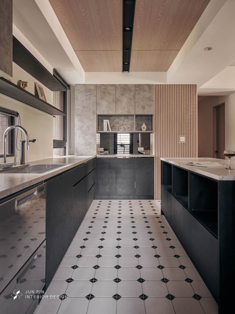 廚房櫃體的尺寸應依照使用者身高微調