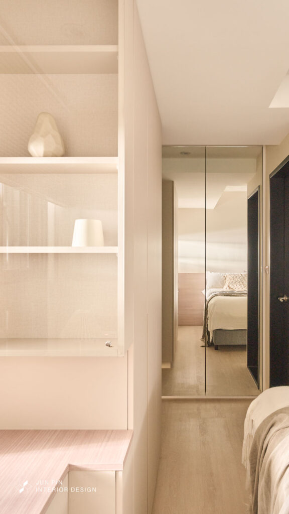 主臥一側的鏡面衣櫃門片反射光線，放大空間感