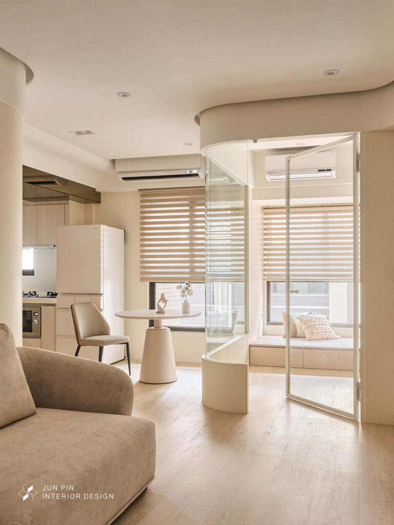 原有的廚房樑位置較低，容易產生壓迫感，設計師以鏡面材質包覆樑體，搭配波浪形天花延伸修飾，讓樑的存在被自然消融，光影反射也讓空間更顯高挑。