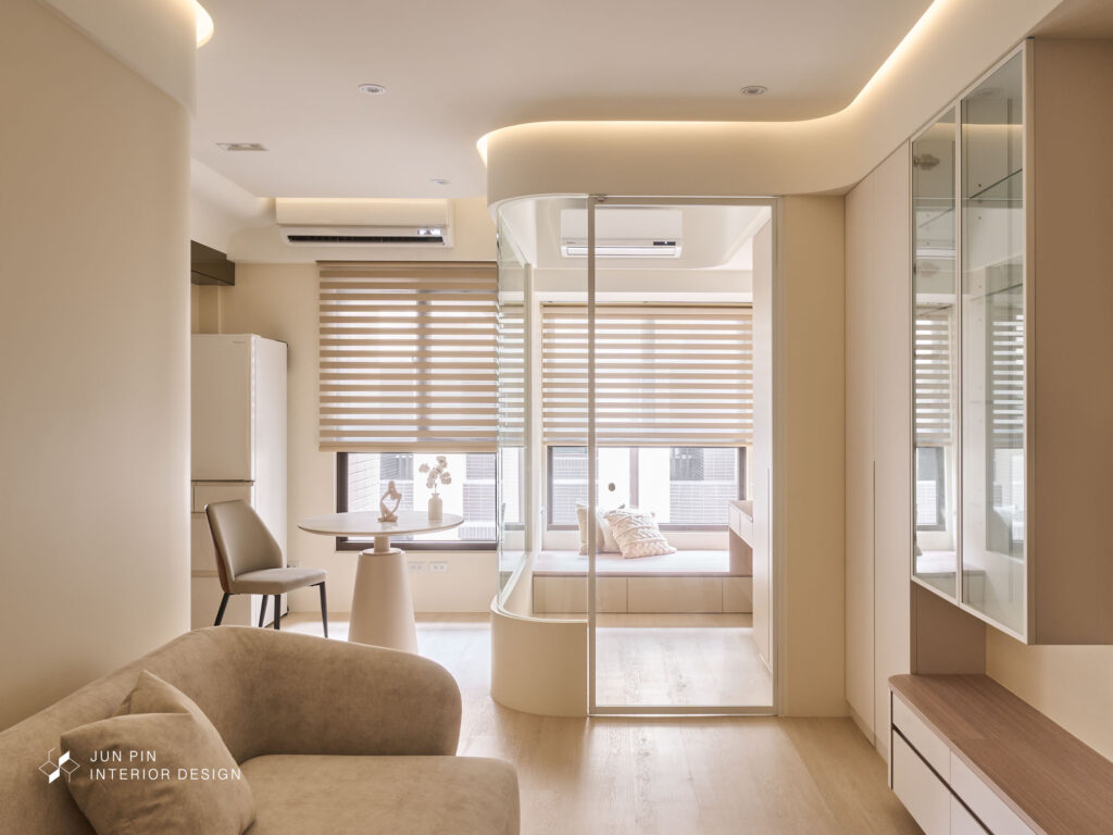 天花板轉角採用圓弧造型修飾，搭配間接照明，讓光線像奶油一樣滑順地蔓延。