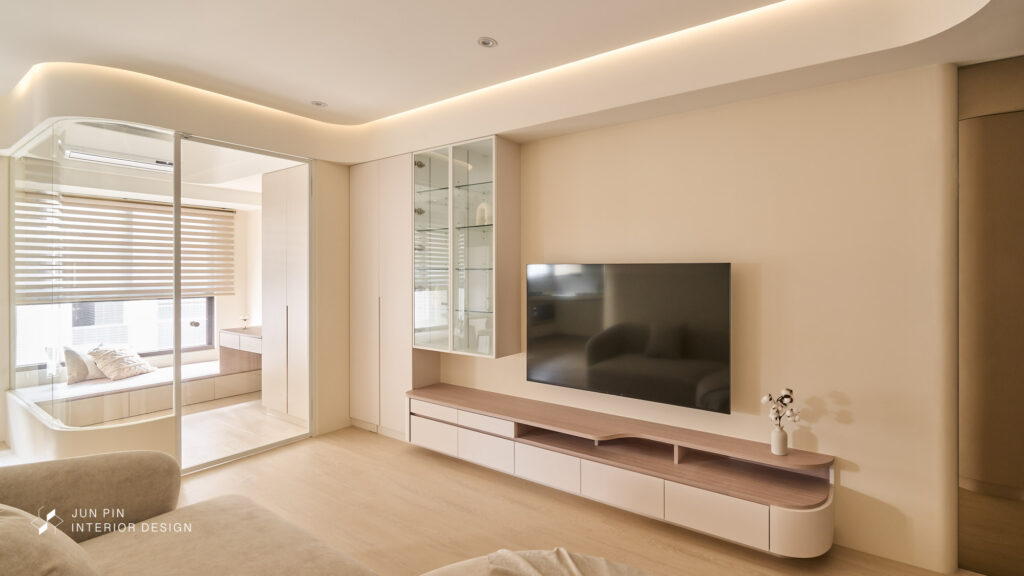 整面電視牆與收納櫃以線條簡潔的美耐板烤漆面呈現
