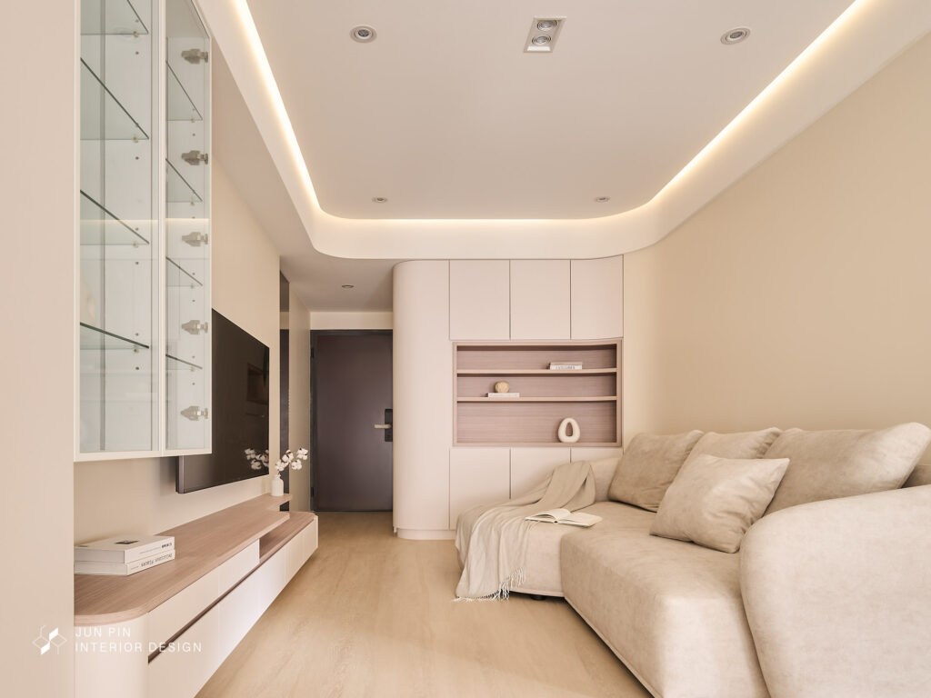 奶油色系全烤漆櫃與木質電視櫃呼應，雙層收納設計兼顧機能與美感。