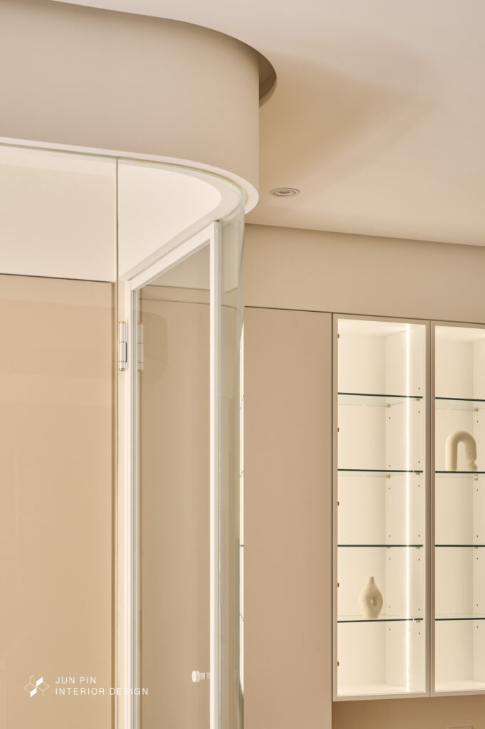 這座20坪的奶油風小宅，以玻璃、弧形與柔光構築出家的溫度。