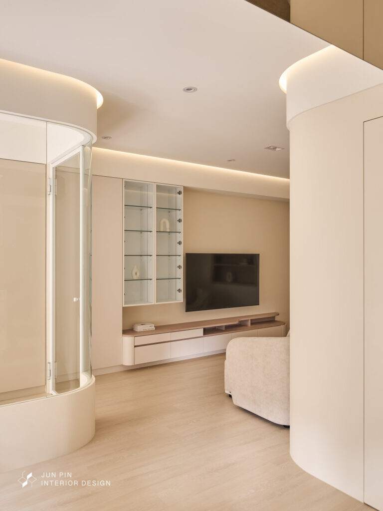 整體以「柔和的線條與光影」為主題，讓家不只是結構，更像一場關於溫度與安全感的對話