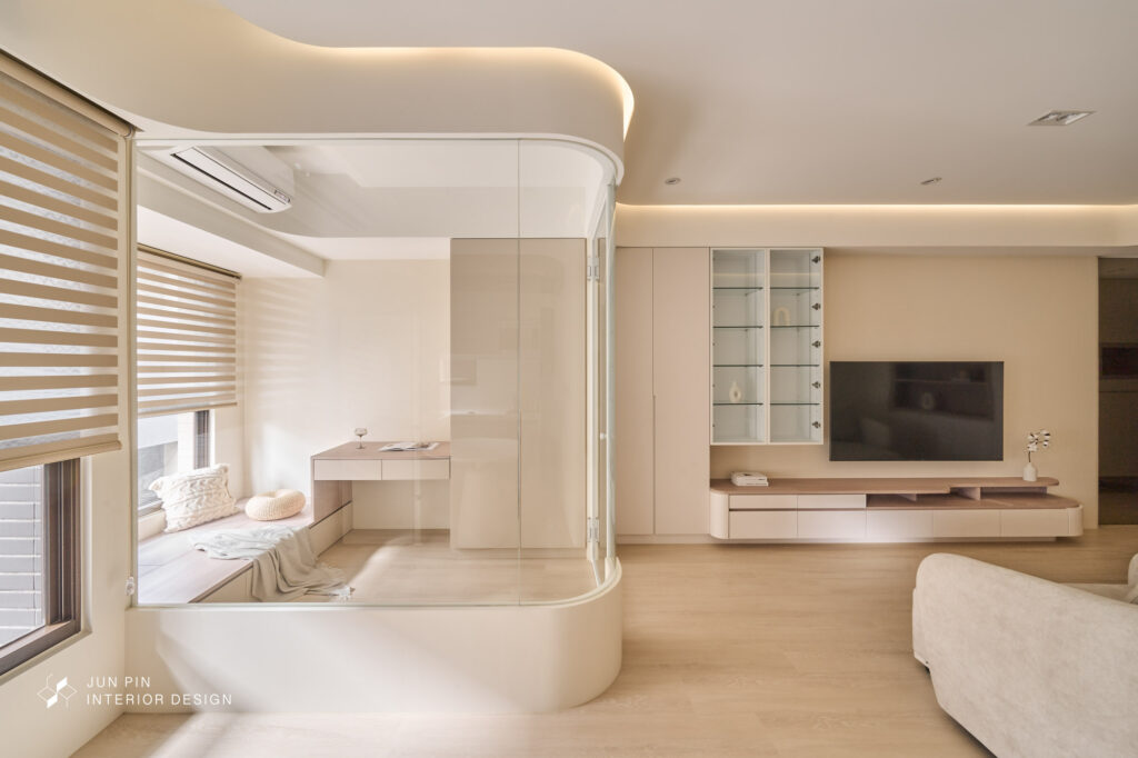 餐廳區選用小圓桌＋圓角餐椅，呼應全室的圓潤語彙，在小空間中依舊保持輕盈感。