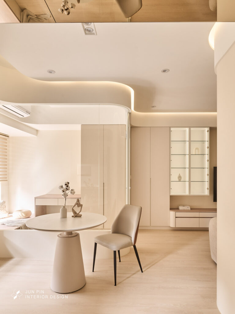 蜿蜒的天花板弧線搭配間照特別美