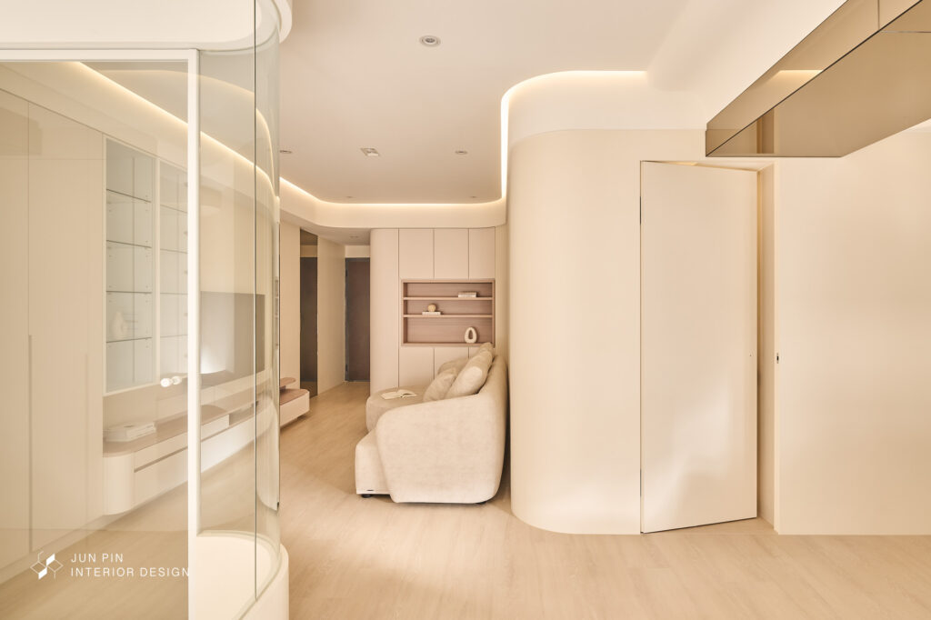 帶有主臥隱藏門不破壞奶油色系空間