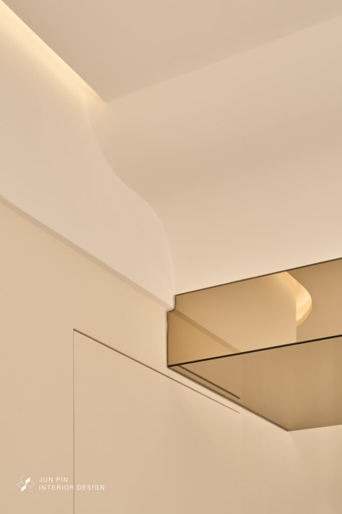 弧形天花以及鏡面包覆橫樑的特寫