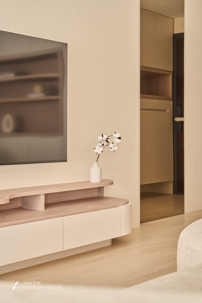 玄關空間雖小，卻巧妙結合收納與生活機能。以白色櫃體搭配木質中段層板，中央的置物平台能隨手放置鑰匙、包包