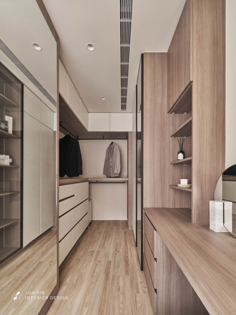 更衣室轉角使用開放式掛衣架空間能完整運用