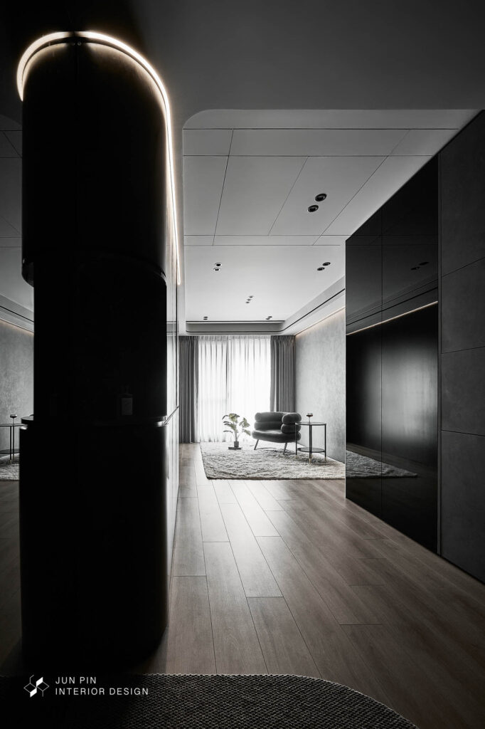 玄關以弧形木工櫃與烤漆搭配提升質感