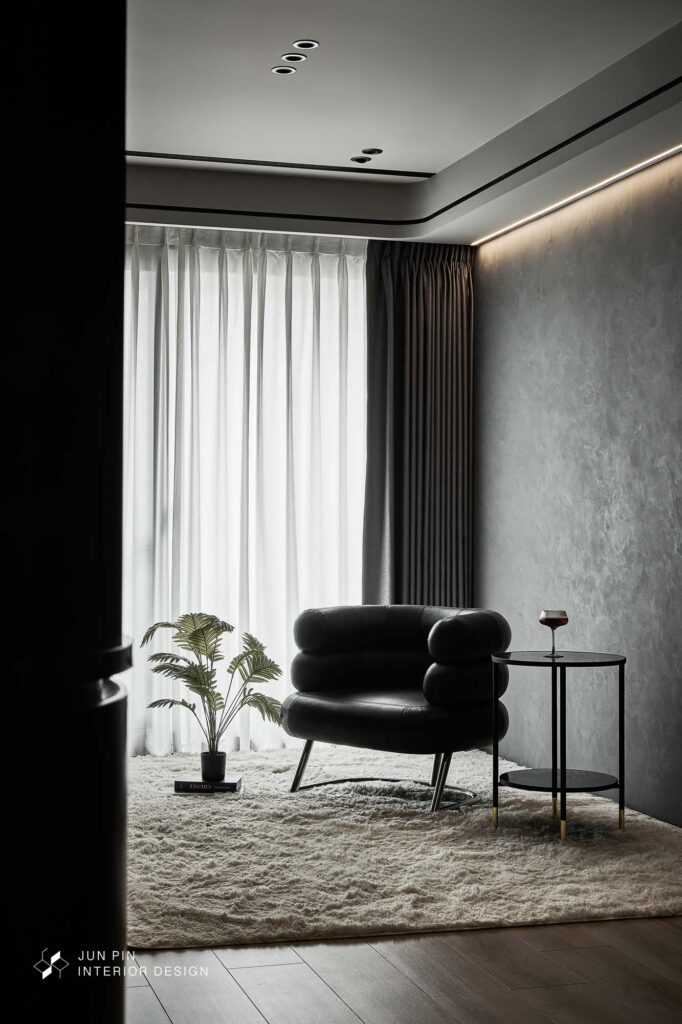 沙發背牆以特殊漆塗料呈現並延伸進走道