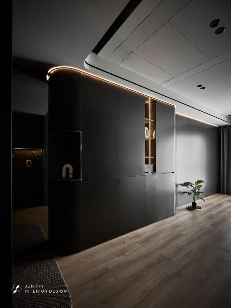 黑色宅以弧形木工櫃與烤漆搭配提升質感