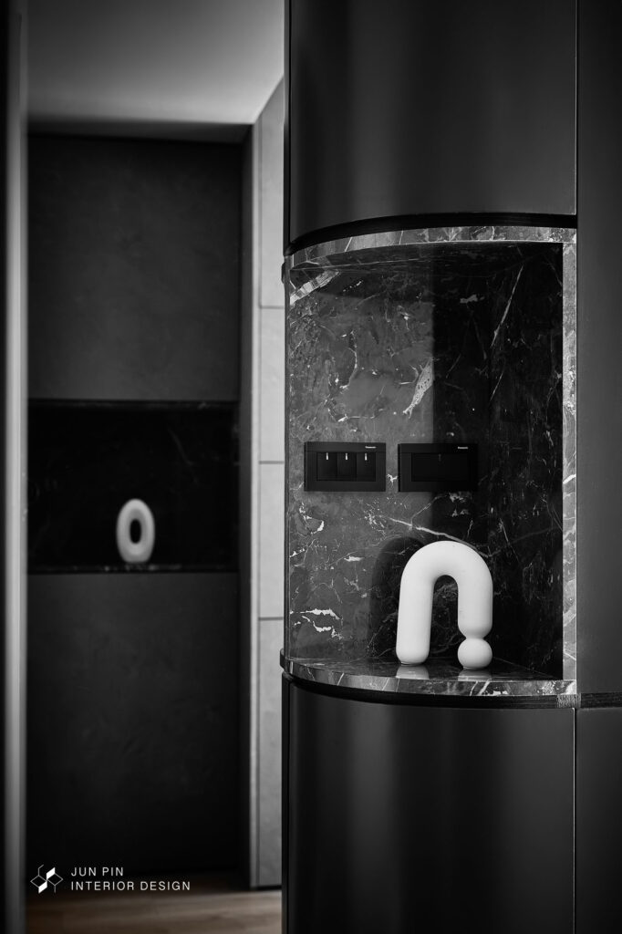 局部石紋讓黑色玄關櫃置物平台有變化