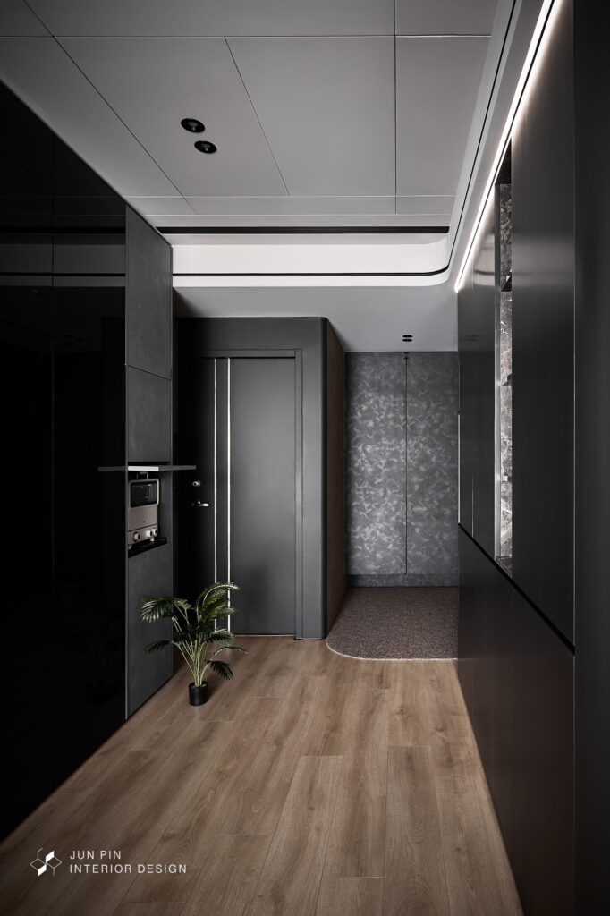 黑色宅設有全黑隱藏式電器櫃，儲藏櫃門面貼黑鏡