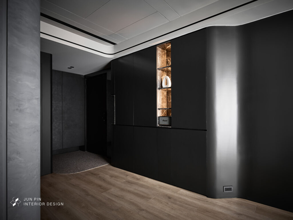 黑色宅透過開放式展示櫃跳出全黑的視覺