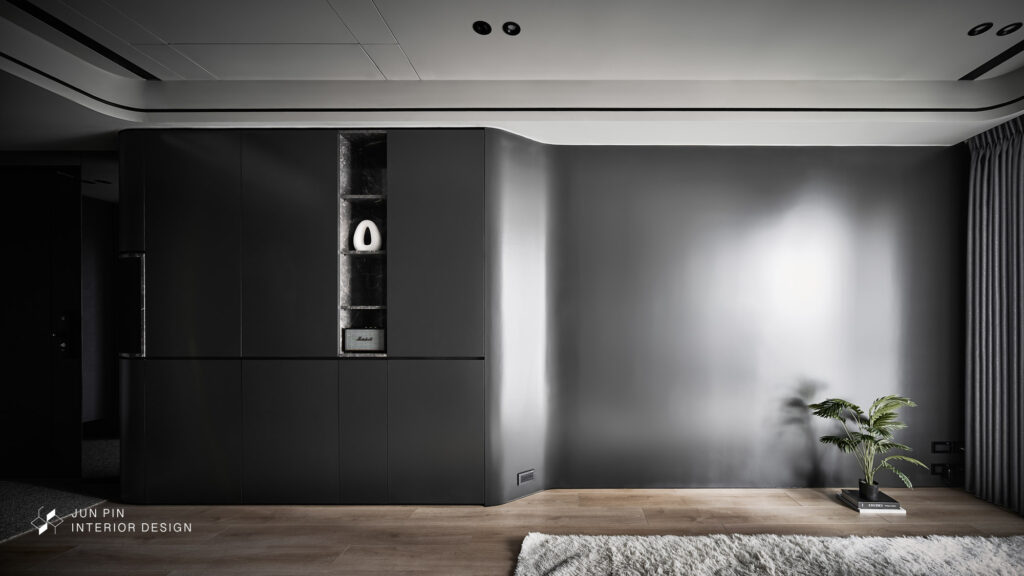 全黑電視牆面不放置電視，直接作為投影牆面使用