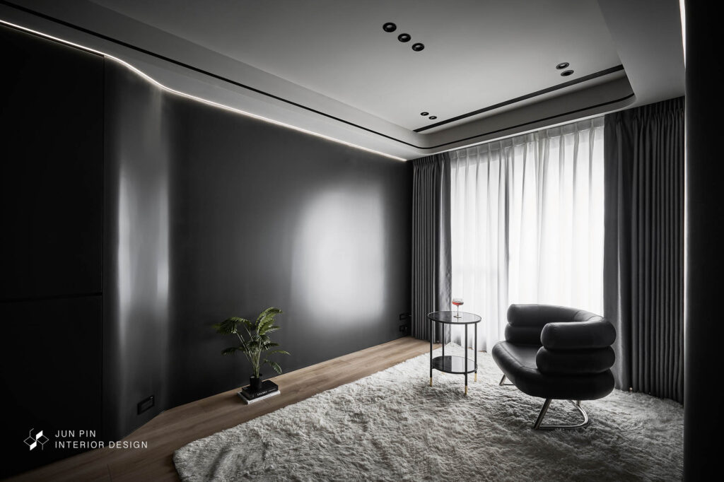 全黑色系住宅客廳兩側搭配弧形線燈增添線條感與氛圍