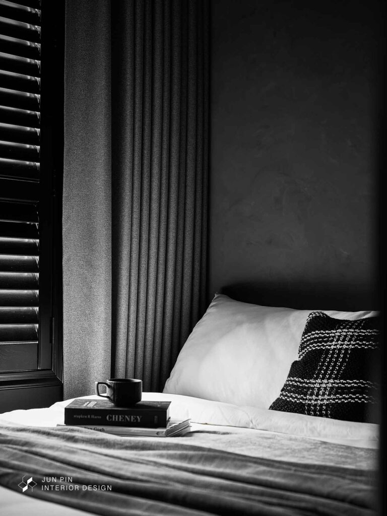 牆面整體以黑色，搭配黑色木紋櫃體