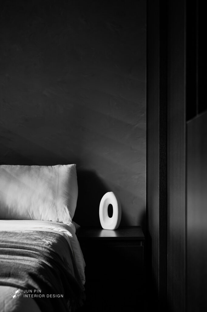 全黑色系臥室透過光影有獨特的視覺