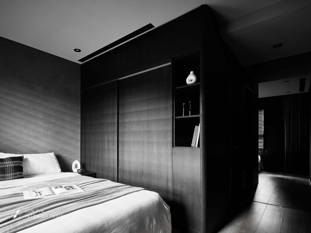 全黑色系新成屋作品臥室門、廚房門門扇全改成黑色