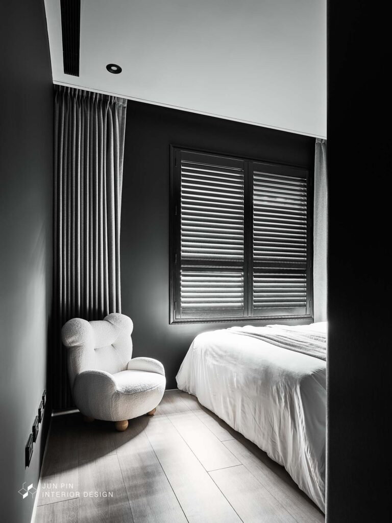 黑色系住宅主臥床頭背牆使用特殊漆塗料