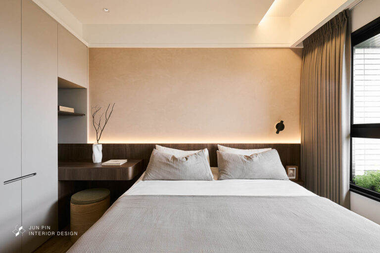 牆面是特殊塗料建議使用專用保養液或微濕布輕拭即可，保持其原有紋理與色澤