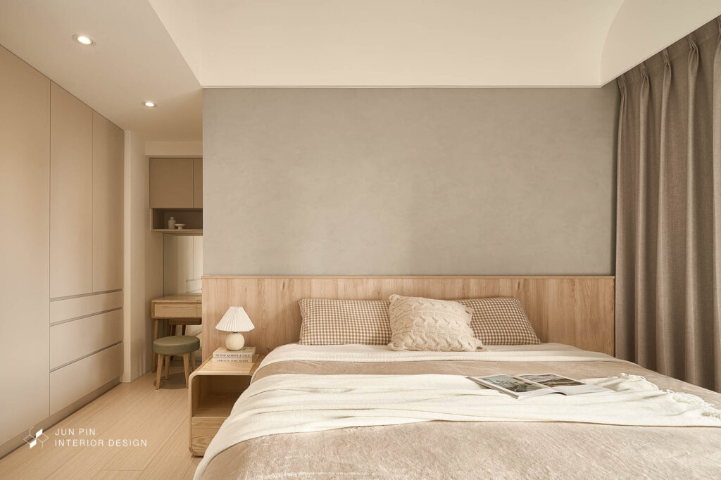 現代簡約奶茶風室內設計主臥床頭呼應客廳使用灰色馬來特殊漆
