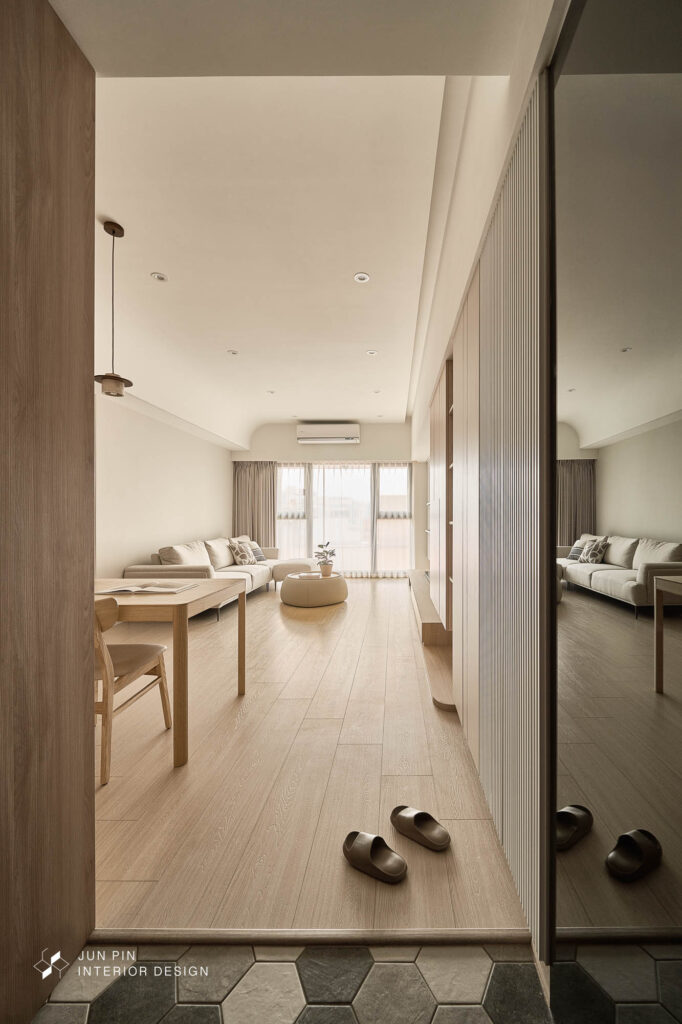 郡品室內設計新成屋作品，現代簡約奶茶風運用六角磚區隔玄關與客廳