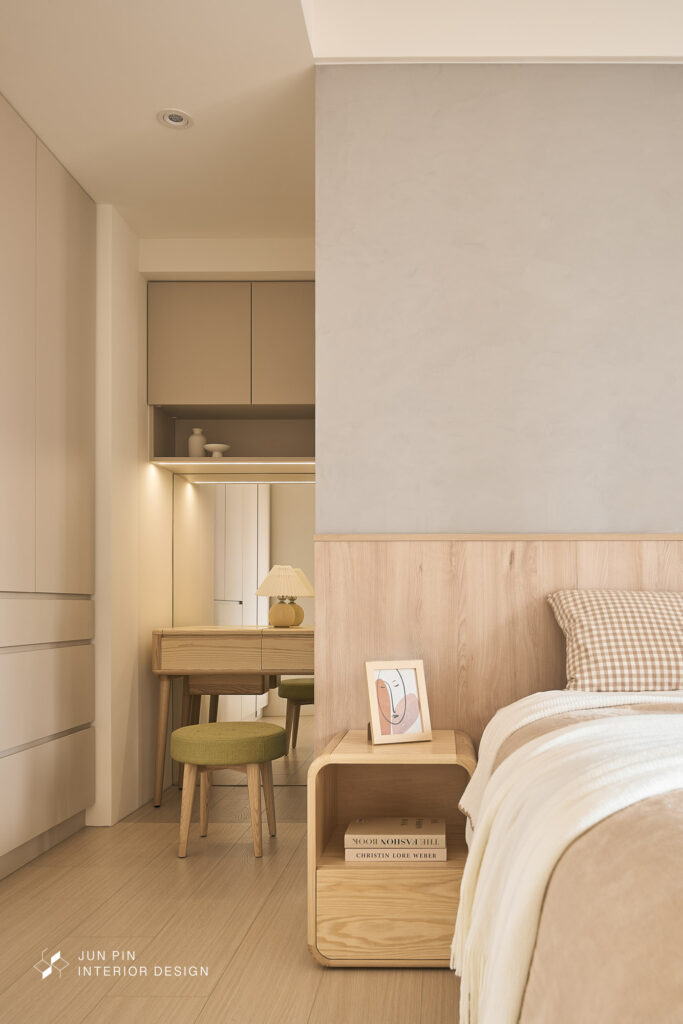 奶茶風室內設計主臥因為縱身過於狹窄，所以我們打掉主臥與書房中間的牆壁，壓縮書房的空間，讓主臥室功能性更大更舒服，衣櫃也不會因為床架得侷限，，讓走道更舒服。