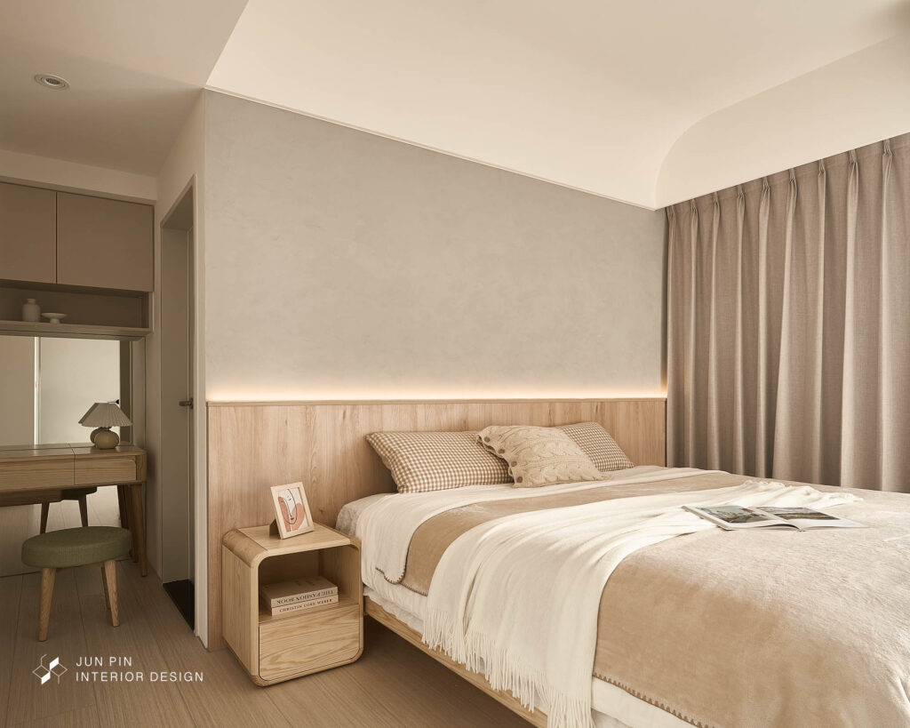 奶茶風室內設計主臥室設計了木紋床頭板上方打了鋁條燈，讓臥室增添一點質感