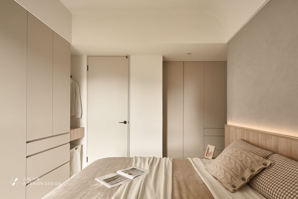 奶茶風室內設計主臥衣櫃旁邊設計了汙衣櫃，如果出外的外套不想馬上洗可以先掛在那邊