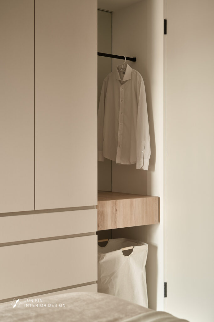 特別在臥室衣櫃旁設置汙衣區上方掛可外出衣服下方放洗衣籃
