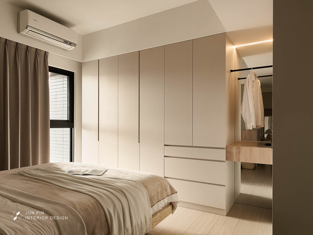 奶茶色主臥汙衣櫃區域貼了鏡子，可以放大整個空間也可以當穿衣鏡。