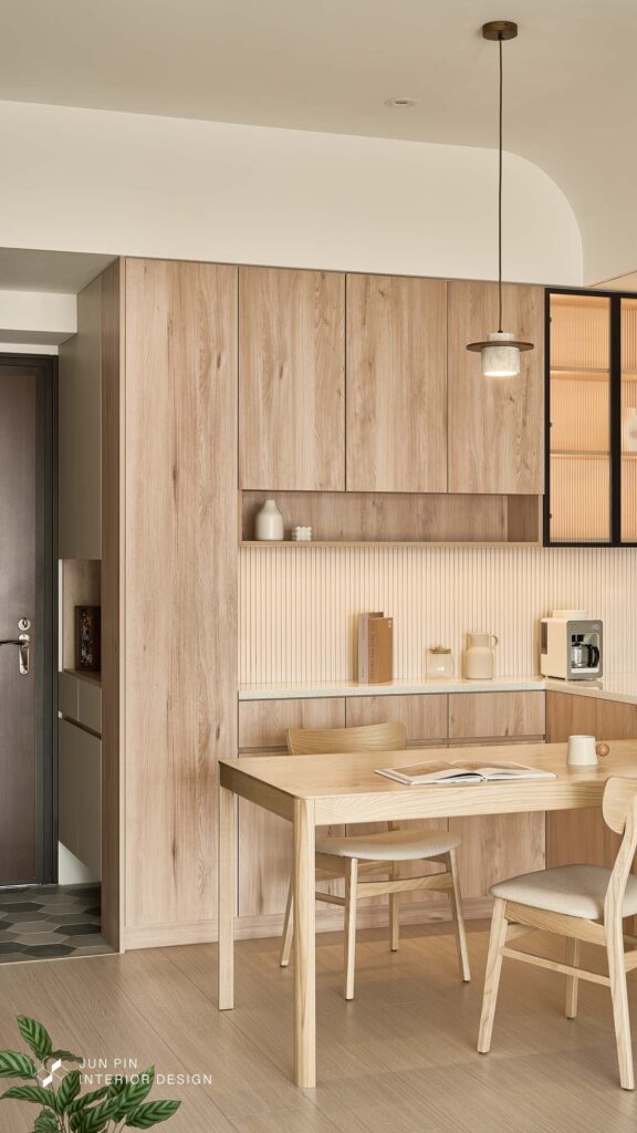 奶茶風室內設計餐廳設計規劃木紋櫃體搭配直條紋格柵造型以及長虹玻璃門片，賦予餐廳空間視覺更有層次變化