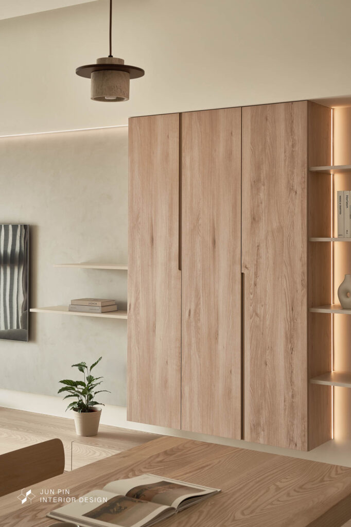 奶茶色新成屋客廳設計規劃木紋櫃體讓整體空間視覺更溫潤舒適