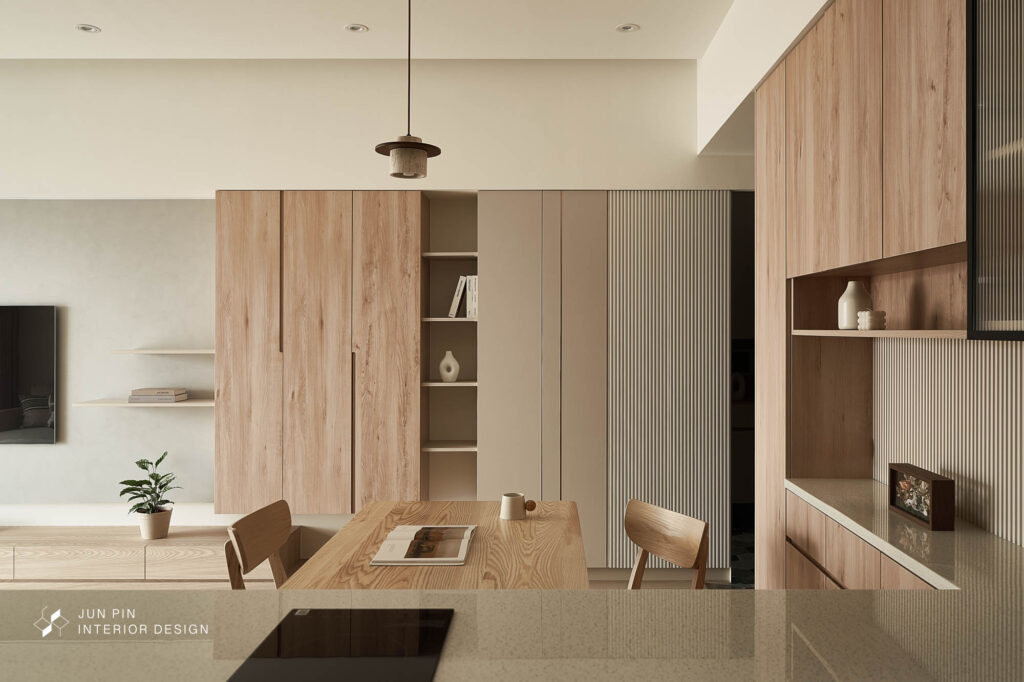 奶茶風新成屋室內設計開放式廚房中島與餐桌餐櫃配置搭配木紋櫃體特別舒適